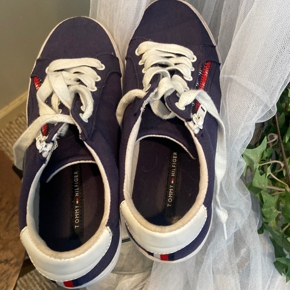 Tommy Hilfiger Sneakers Shoe 💕🛥 - Picture 4 of 8